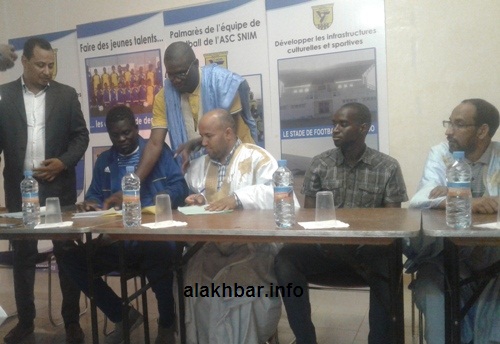 جانب من توقيع العقد مع مدرب الحراس كان مامادو/ الأخبار