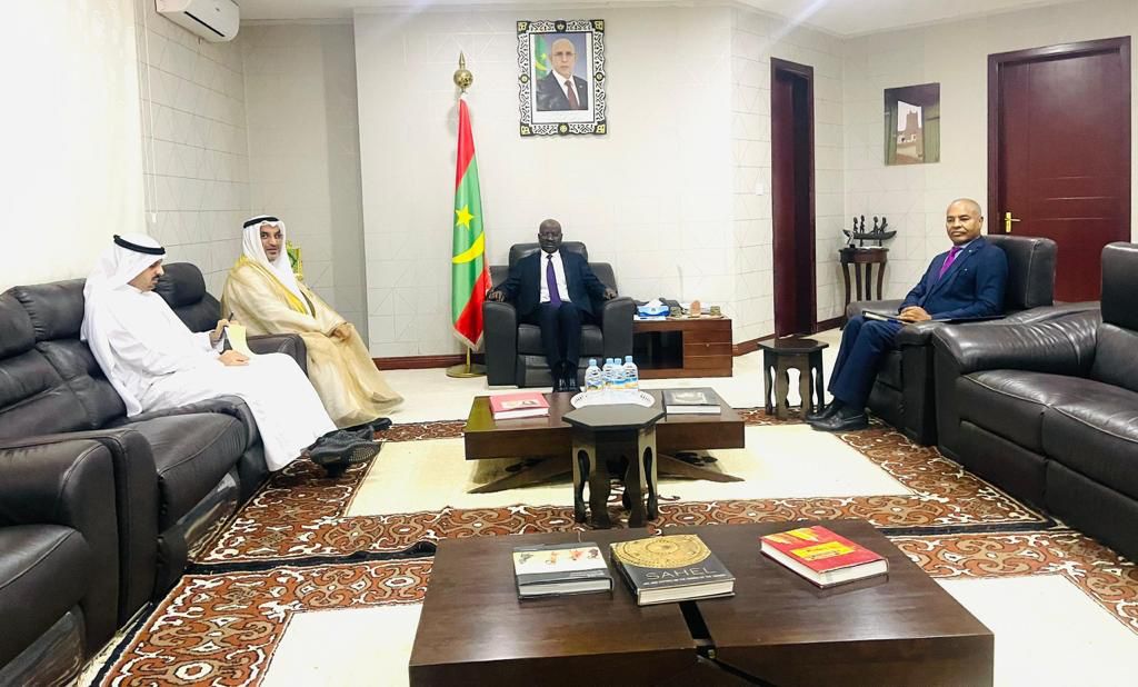 وزير الخارجية خلال لقائه مع السفير الكويتي اليوم 