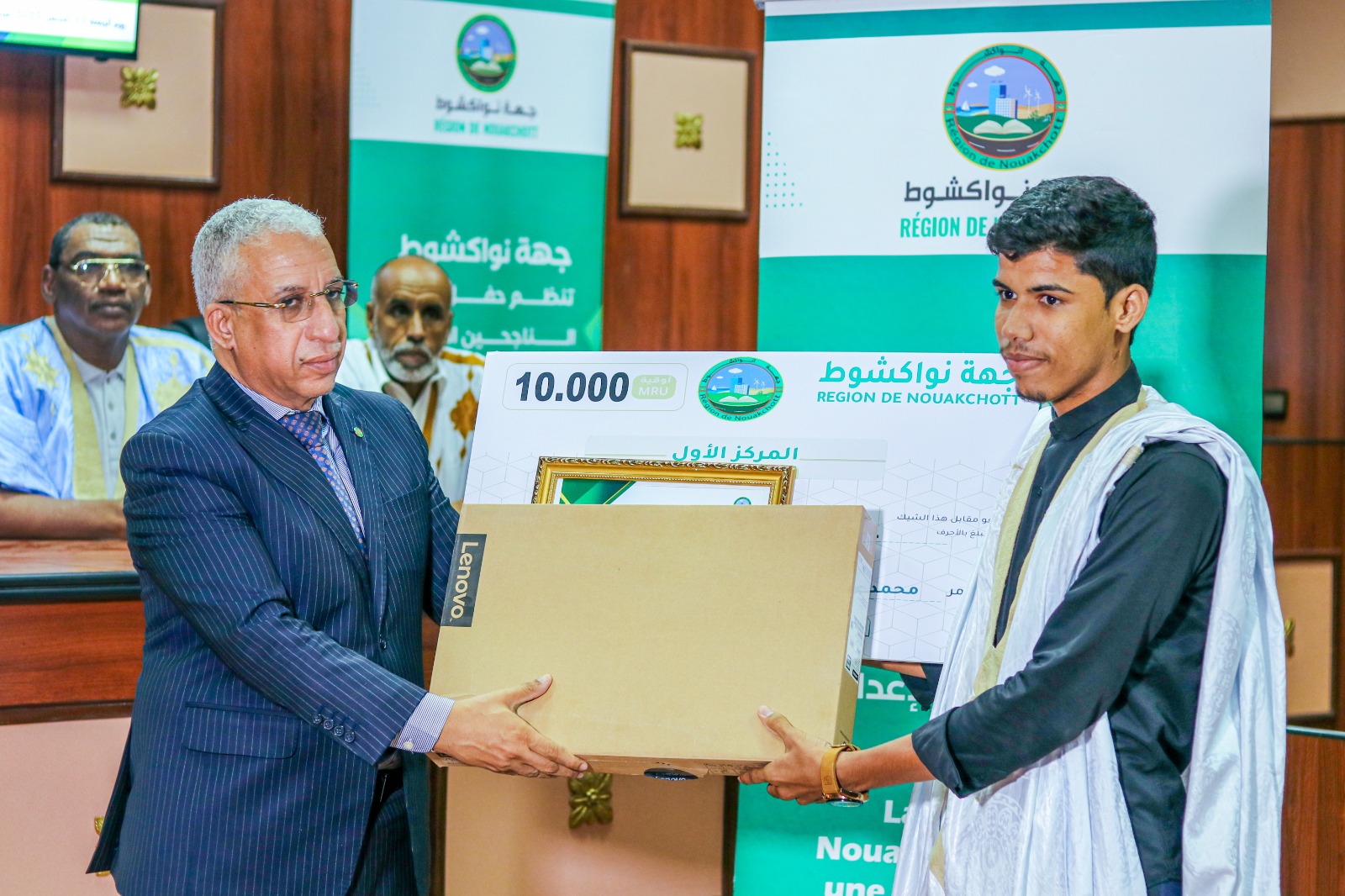 وزير التهذيب الوطني خلال تسليم تكريم لأحد المتفوقين