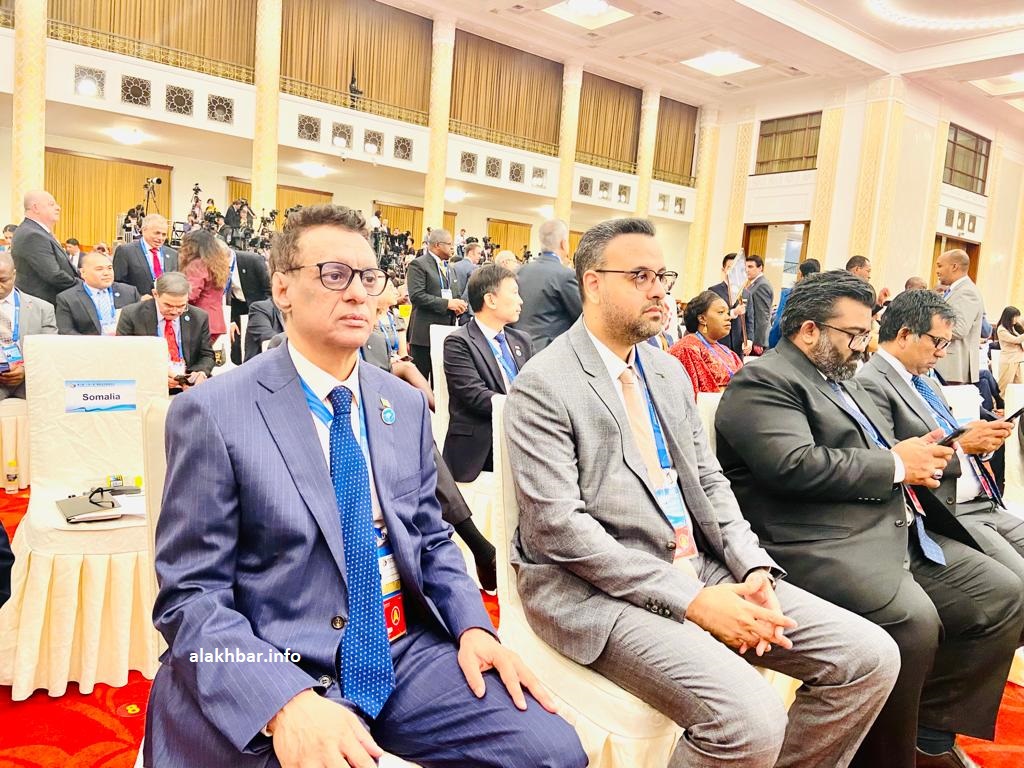 وزير الاقتصاد والتنمية المستدامة عبد السلام ولد محمد صالح، ومدير التمويلات و التعاون في الوزارة محمد سالم ولد الناني خلال حفل افتتاح المنتدى (الأخبار)