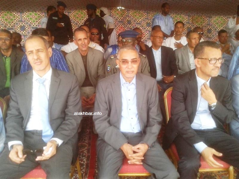 ولد حدمين (وسط) وعن يمينه غريمه السياسي على مستوى مقاطعة جكني، والي البراكنه محمد عبد الرحمن ولد خطري